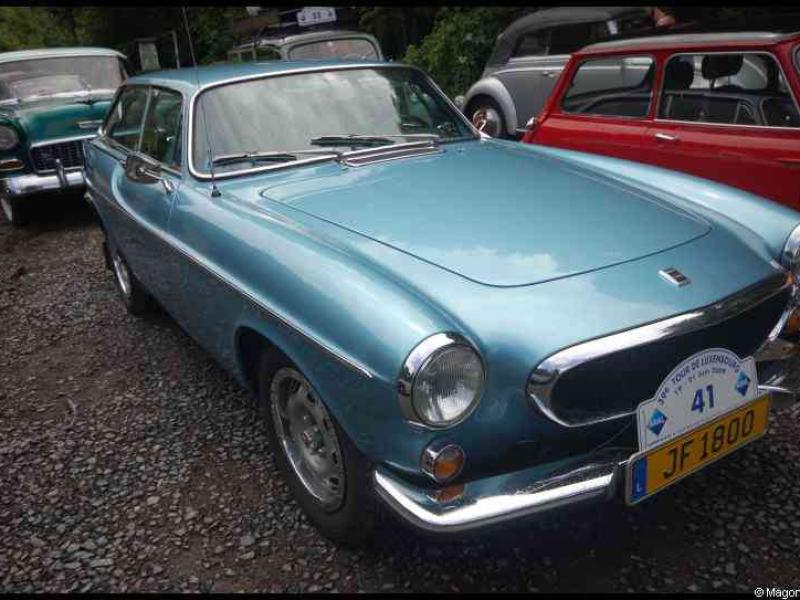Голубой классический автомобиль Volvo P1800 на выставке ретро-автомобилей