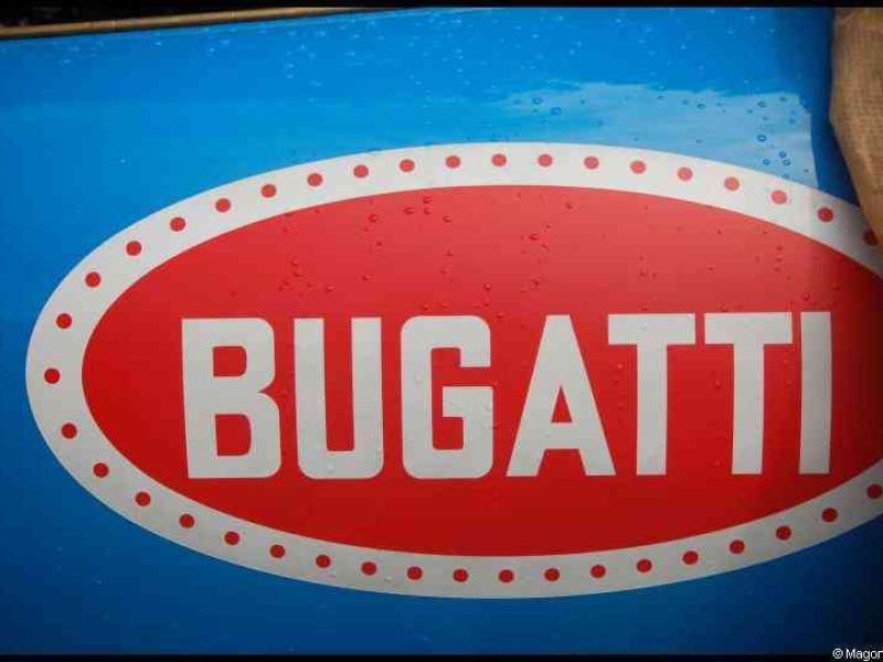 Люксембург, 20 июня 2009: красный эмблема Bugatti на синем кузове винтажного авто