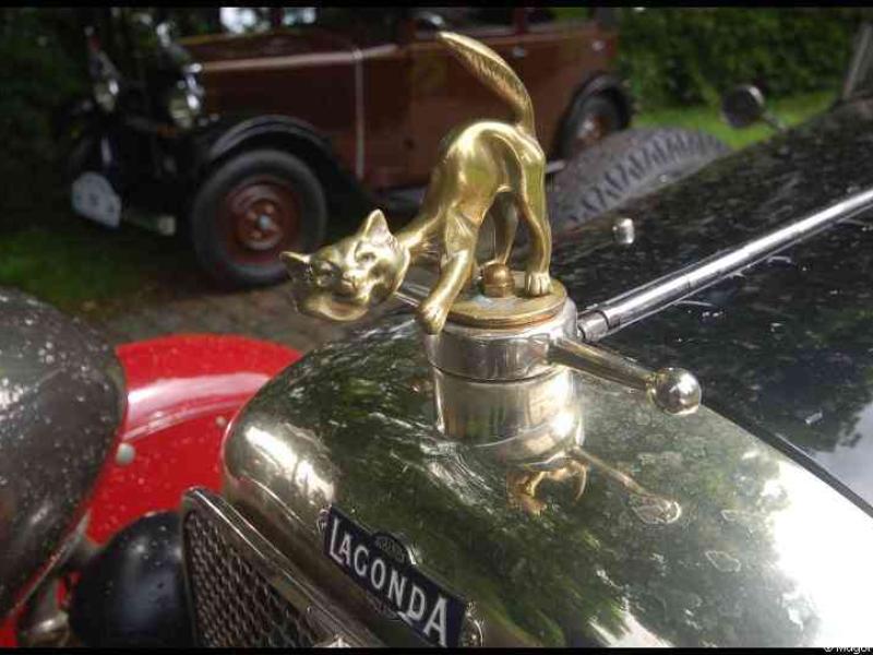 Люксембург, 20 июня 2009: золотая кошка на капоте Lagonda