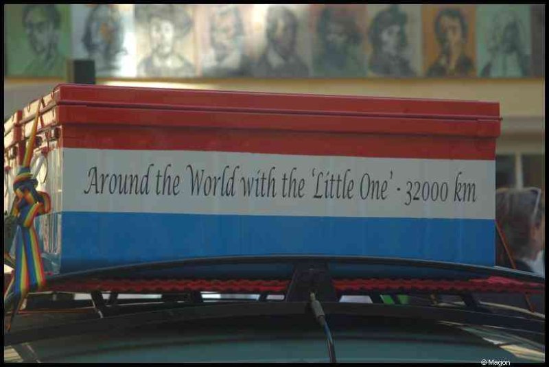 Weinberg, Люксембург: красно-бело-синий ящик с надписью «Around the World with the 'Little One' - 32000 km»