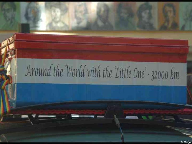 Weinberg, Люксембург: красно-бело-синий ящик с надписью «Around the World with the 'Little One' - 32000 km»