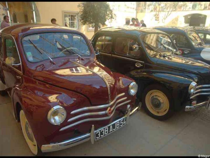 Weinberg, Люксембург: ретро-автомобили 1950-х на улице старого города