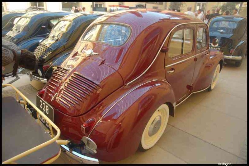 Классический красный автомобиль Renault 4CV на выставке ретроавтомобилей