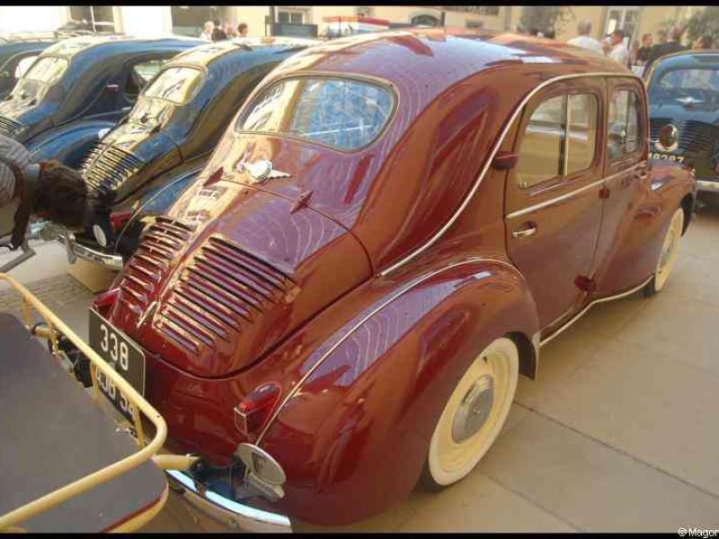 Классический красный автомобиль Renault 4CV на выставке ретроавтомобилей