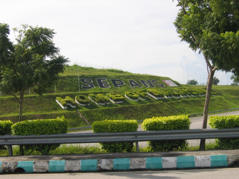 Сепанг, Малайзия: «SEPANG — HOME OF MALAYSIA» на холме у трассы F1