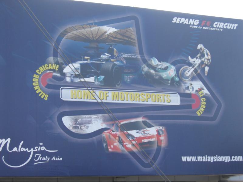 Sepang F1 Circuit в Малайзии: вывеска с гоночными машинами и мотоциклом