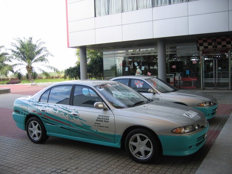 Sepang Circuit, Малайзия, 2004: два серебристо-бирюзовых седана с логотипом Petronas Malaysian Grand Prix