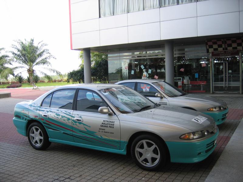 Sepang Circuit, Малайзия, 2004: два серебристо-бирюзовых седана с логотипом Petronas Malaysian Grand Prix