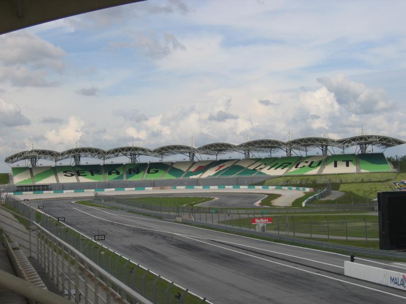 Sepang International Circuit, Малайзия: пустой гоночный трек под облаками