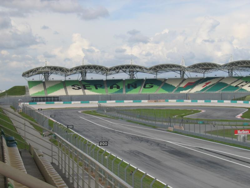 Sepang International Circuit, Малайзия: зелёно-белые трибуны с надписью 'SEPANG F1'