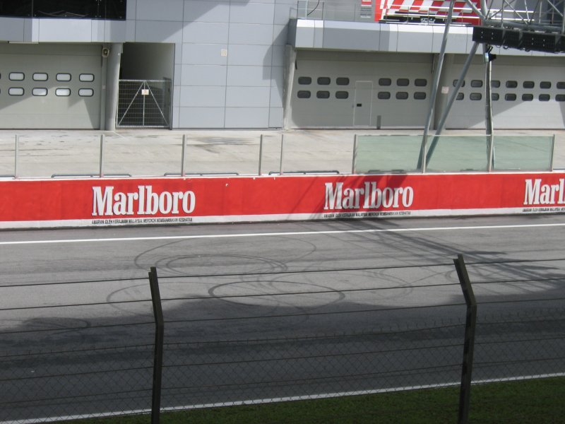 Малайзия, трасса Формулы 1: красная стена с логотипом Marlboro