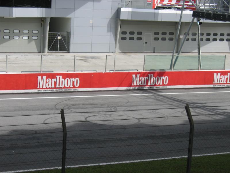 Малайзия, трасса Формулы 1: красная стена с логотипом Marlboro