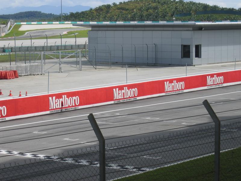 Малайзия, трасса Формулы 1: красные барьеры с логотипом Marlboro