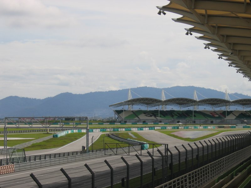 Sepang International Circuit, Малайзия: трасса F1 с видом на горы и стадион