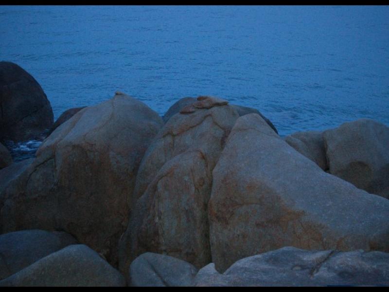 Куантан, Малайзия: гранитные валуны у моря в сумерках