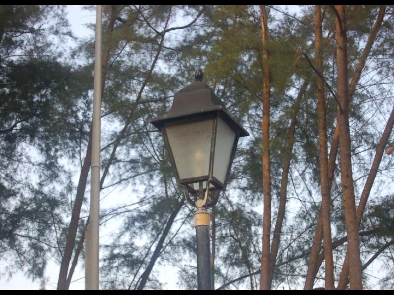 Уличный фонарь в парке Куантана, Малайзия