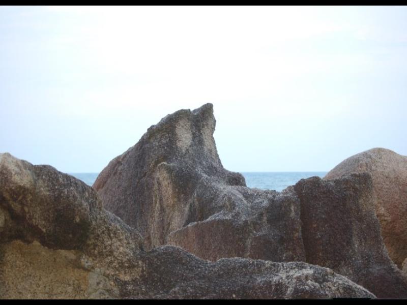 Каменные глыбы у берега Куантана, Малайзия