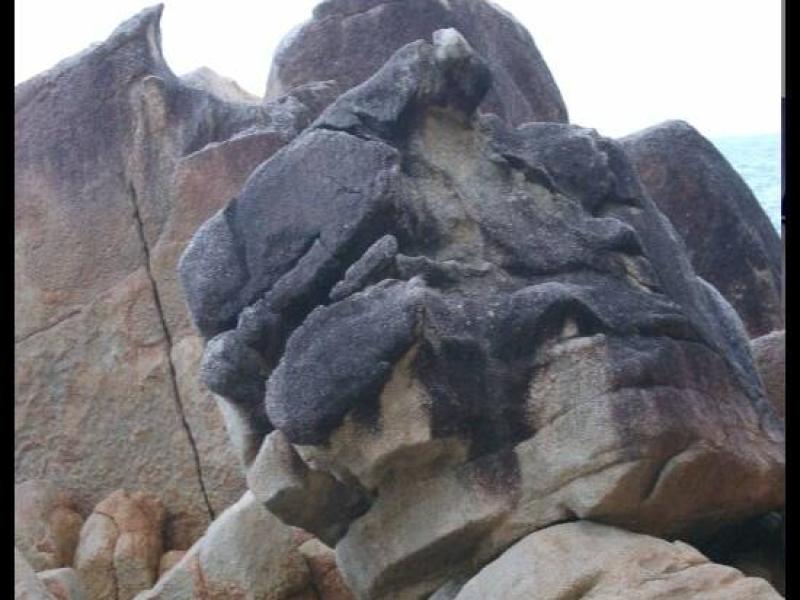 Каменные глыбы у берега в Куантане, Малайзия