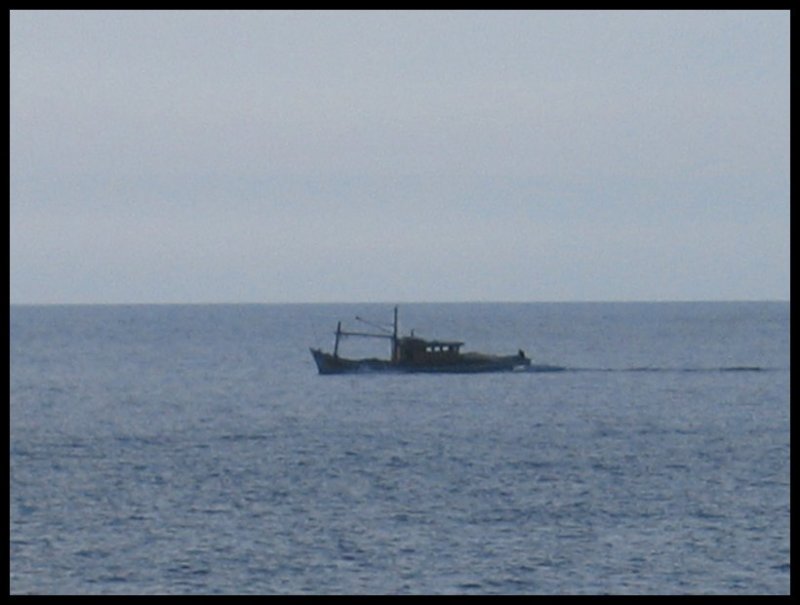 Рыбак в тихом море у Куантана, Малайзия