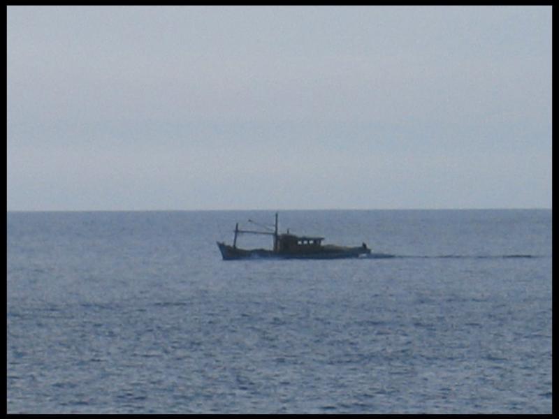 Рыбак в тихом море у Куантана, Малайзия