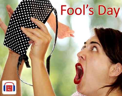 01.04 в парке: женщина с чёрно-белой сумкой и надписью «Fool’s Day»