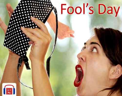 01.04 в парке: женщина с чёрно-белой сумкой и надписью «Fool’s Day»