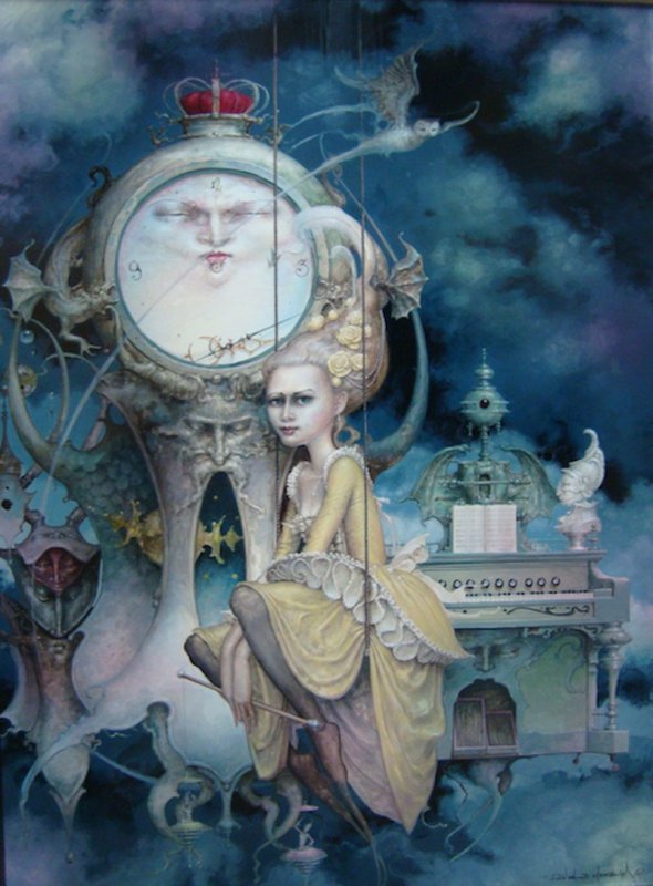 Daniel Merriam: женщина в жёлтом платье у часового механизма с лицом и короной