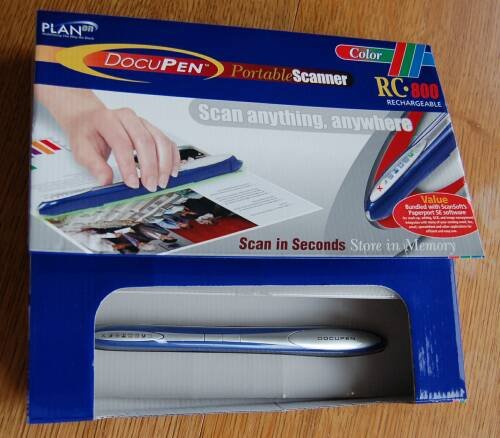 DocuPen RC 800 в упаковке на деревянном столе