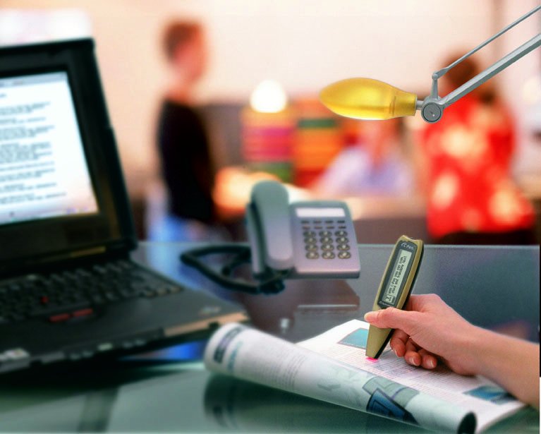 DocuPen на рабочем столе: ручка-сканер и ноутбук в офисе 2000-х