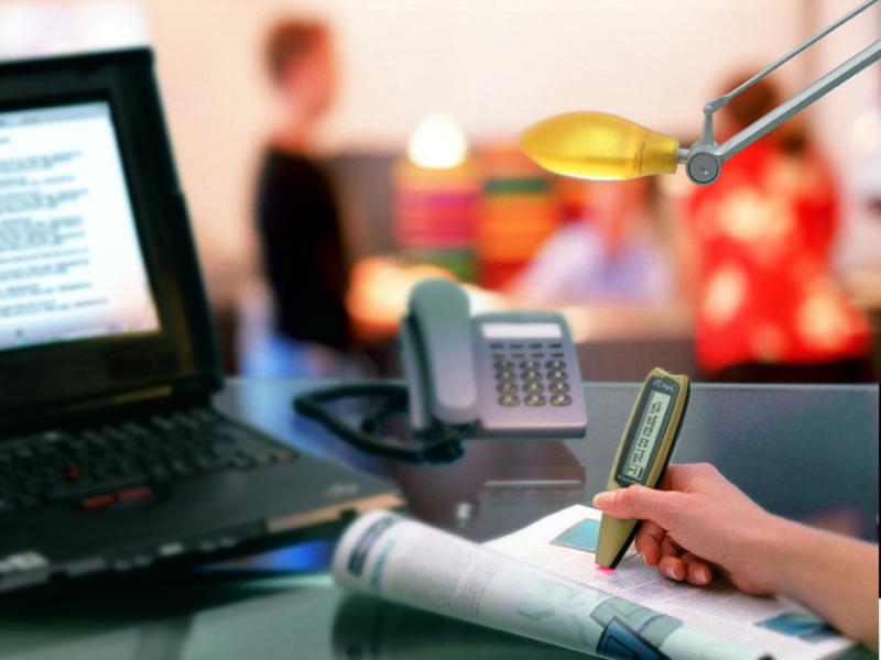 DocuPen на рабочем столе: ручка-сканер и ноутбук в офисе 2000-х