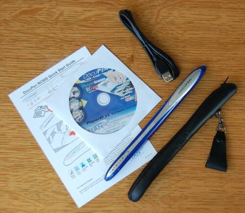 DocuPen PC800 на деревянном столе: кабель, ручка, диск и инструкция