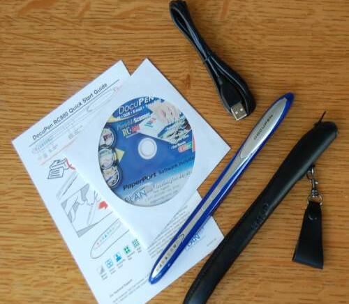 DocuPen PC800 на деревянном столе: кабель, ручка, диск и инструкция