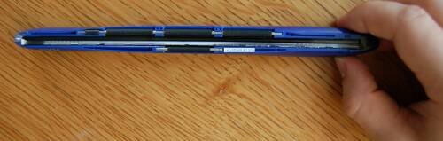 DocuPen: синий ручной сканер в руке над деревянным столом