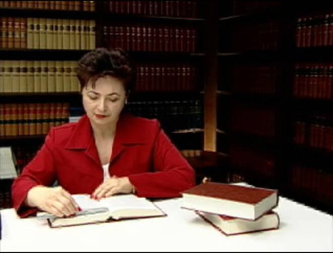 Кабинет в библиотеке DocuPen: женщина в красном пиджаке читает книгу