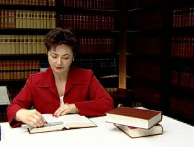 Кабинет в библиотеке DocuPen: женщина в красном пиджаке читает книгу