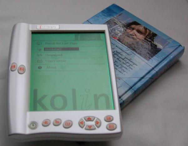 Kolin ILibrary: белый электронный читатель и книга в обложке с подводным фото