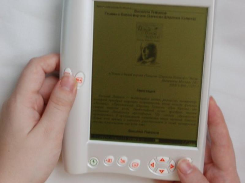 Kolin ILibrary: белый электронный читатель с русским текстом на экране