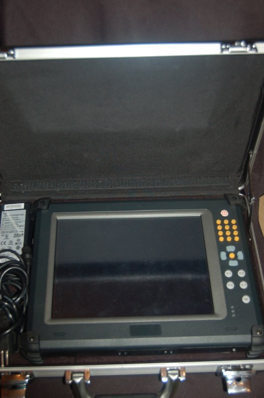 ORSiO TP701 в чёрном кейсе: экран, кнопки и адаптер Lien Electronics