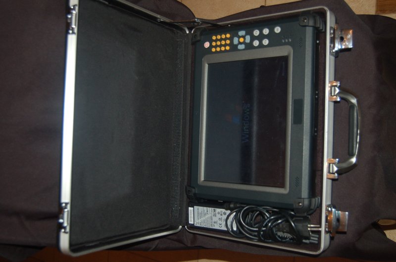 ORSiO TP701 в транспортной кейсе: экран с логотипом Windows XP, клавиатура с жёлтыми кнопками