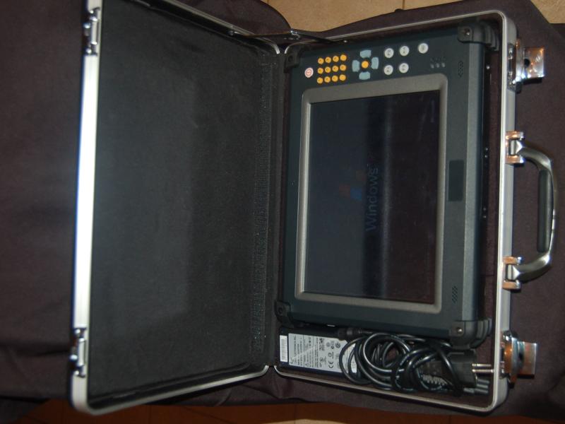 ORSiO TP701 в транспортной кейсе: экран с логотипом Windows XP, клавиатура с жёлтыми кнопками