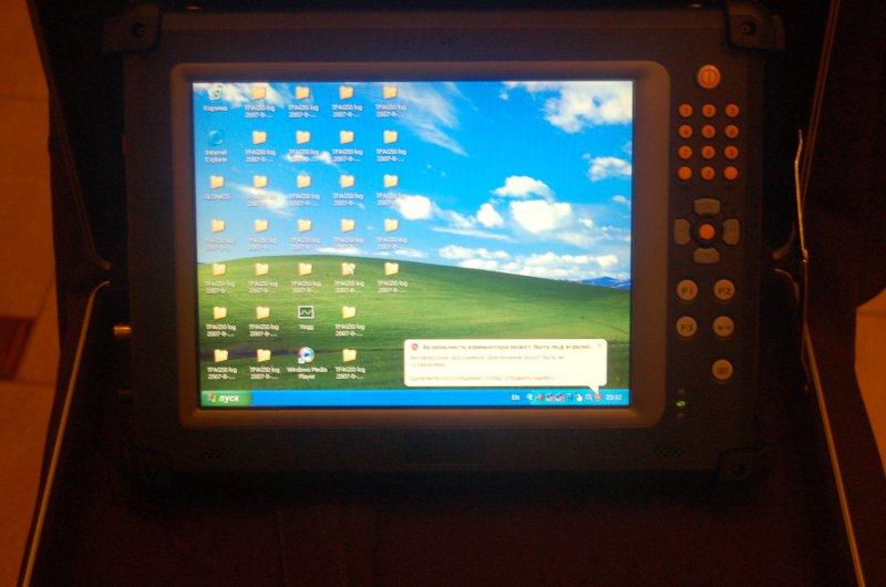 ORSiO TP701 с экраном Windows XP на фоне неба и папок TFA650 log