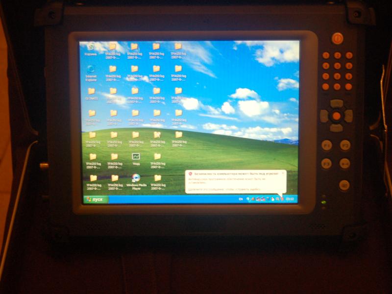 ORSiO TP701 с экраном Windows XP на фоне неба и папок TFA650 log
