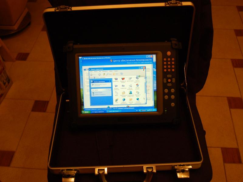ORSiO TP701 в чёрном чемодане: экран с «Центр обесечения безопасности» Windows