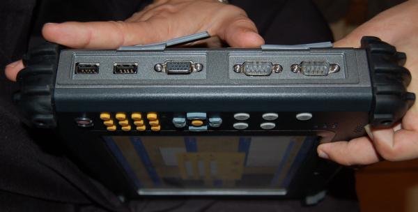 ORSiO TP701 — вид сзади: два VGA, USB и кнопки управления
