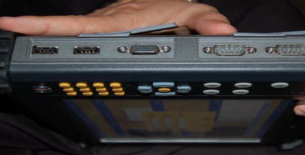 ORSiO TP701 — вид сзади: два VGA, USB и кнопки управления