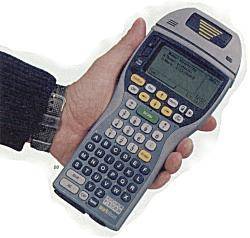 ORSiO TP701 — ручной терминал в руке пользователя