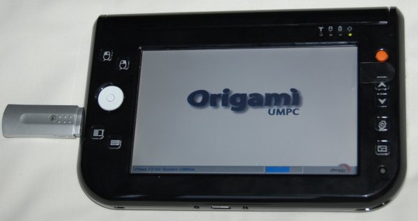 Origami UMP C — старый плеер с USB-накопителем в гнезде