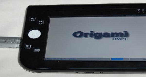 Origami UMP C — старый плеер с USB-накопителем в гнезде