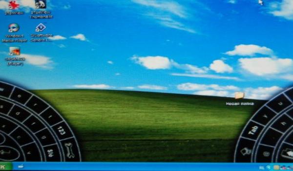 Origami: рабочий стол Windows XP с клавиатурой-ободком и пейзажем