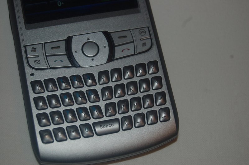 Orsio P745: серебристый телефон с физической клавиатурой и Windows Mobile